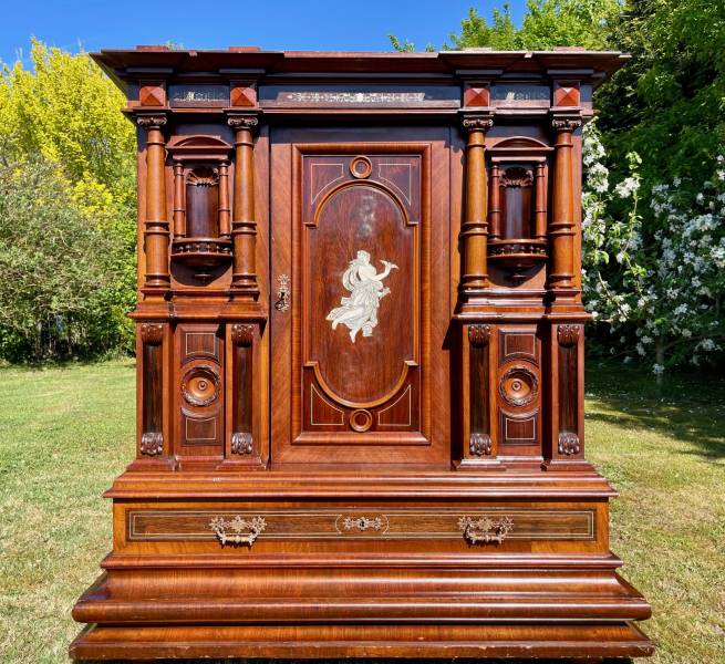 Ziehrschrank aus der Grümderzeit